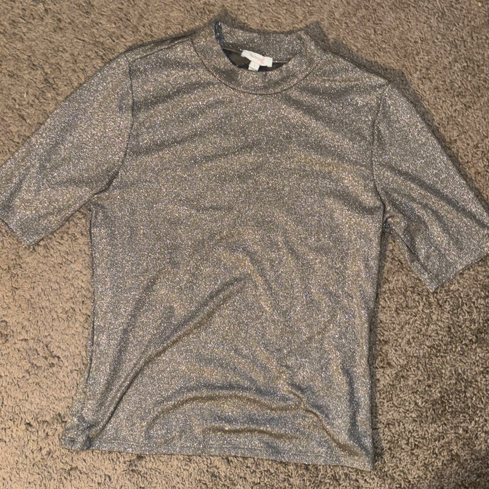 “Skinnygirl” Bethenny Frankel sparkly mock neck tee
